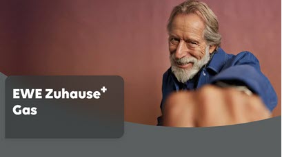 Dekoratives Bild. Älterer Herr mit Bart streckt seine Faust in die Kamera.